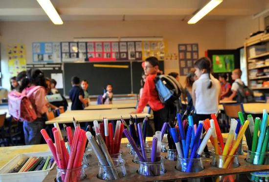开学将至 法政府向学龄孩子发20亿欧元文具补助 